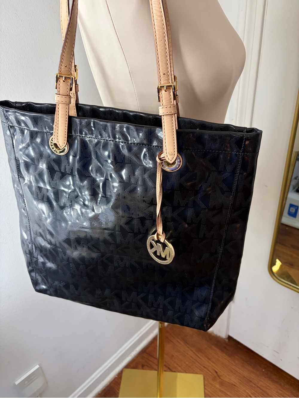 Y2k Michael Kors Black Patent Tote with Tan Leather Straps and Gold Charm - Picture 3 of 8